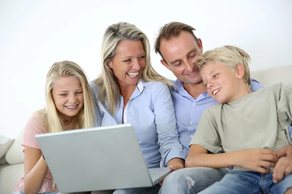 Family connected on internet — Stock Photo, Image