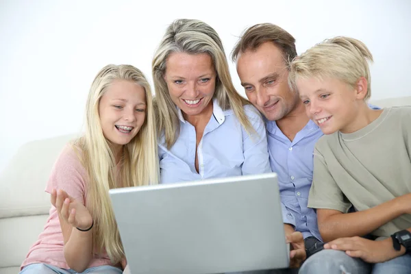 Family connected on internet — Stock Photo, Image