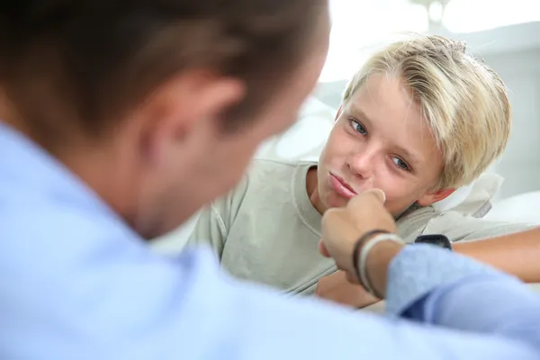 Daddy talking to his son — Stock Photo, Image