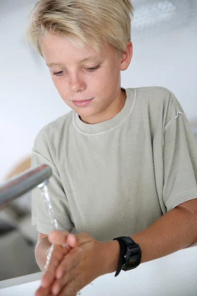 Junge wäscht sich die Hände — Stockfoto