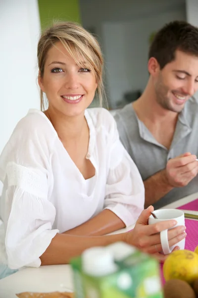 Frau trinkt Kaffee — Stockfoto