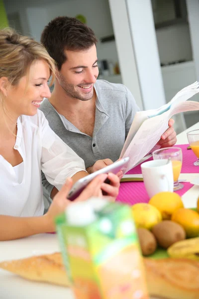 Couple reading news — Stock Photo, Image