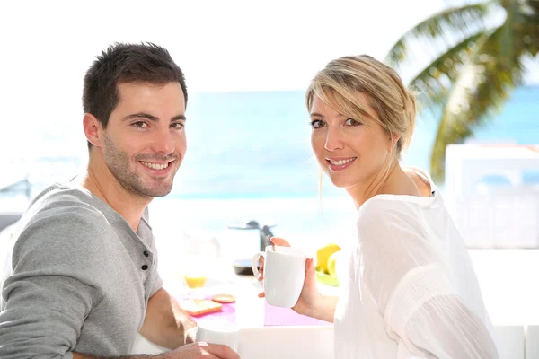 Coppia sposata godendo la colazione — Foto Stock