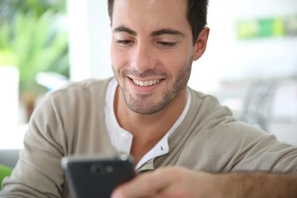 Homme connecté sur smartphone — Photo