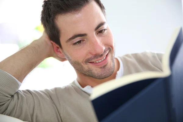Man in Bank lezen van boek — Stockfoto