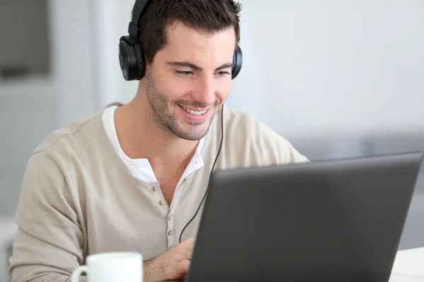 Man voor laptopcomputer — Stockfoto