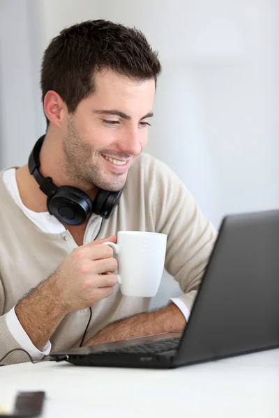 Man voor laptopcomputer — Stockfoto