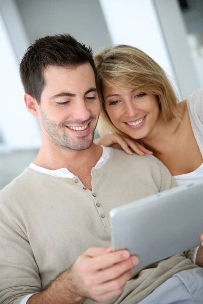 Casal usando tablet digital — Fotografia de Stock