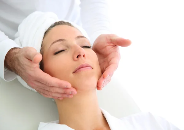 Vrouw met een gezicht massage — Stockfoto