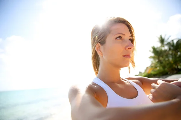 Vrouw doet yoga oefeningen — Stockfoto