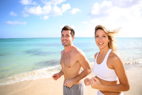 Couple training on the beach — Stock Photo, Image