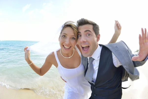 Bride and groom at the beach — Stock Photo, Image