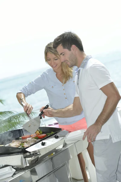 Par förbereda grillad mat — Stockfoto