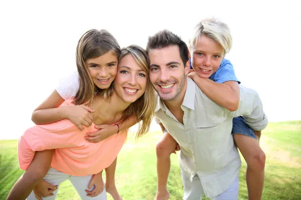 Ouders waardoor meeliften rit naar kinderen — Stockfoto