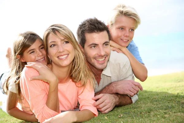 Retrato de la familia en verano — Foto de Stock