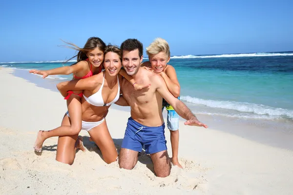 Familia en la playa — Foto de Stock