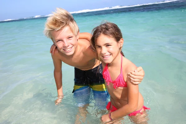 Kinderen op het strand — Stockfoto