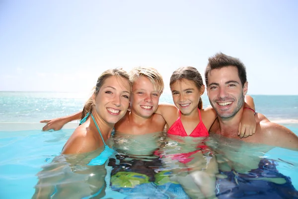 Keluarga bahagia menikmati waktu mandi — Stok Foto