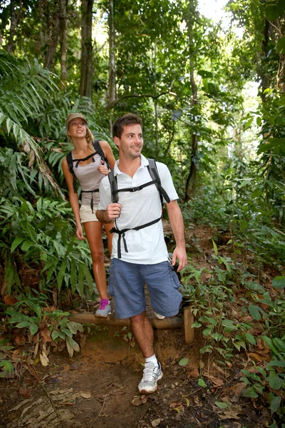 Koppel op een trekking dag — Stockfoto