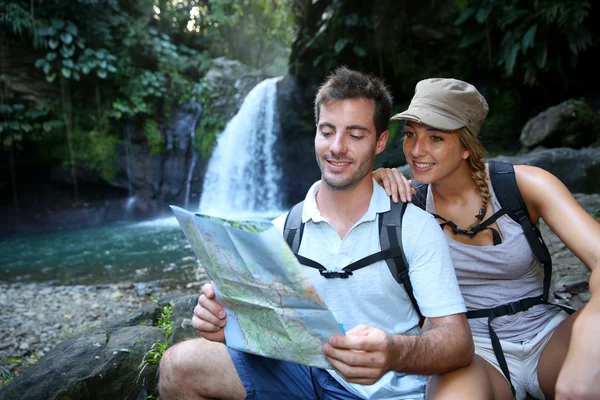 Turisté při pohledu na mapu — Stock fotografie