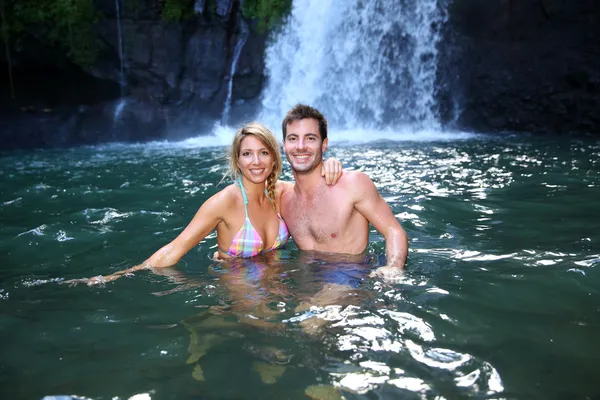 Paar genieten van rivier bad — Stockfoto