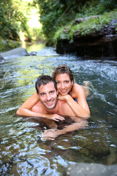 Пара купається в річкових водах — стокове фото