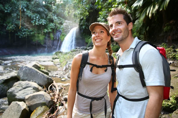 Trekkers reaching waterfall — Stock Photo, Image