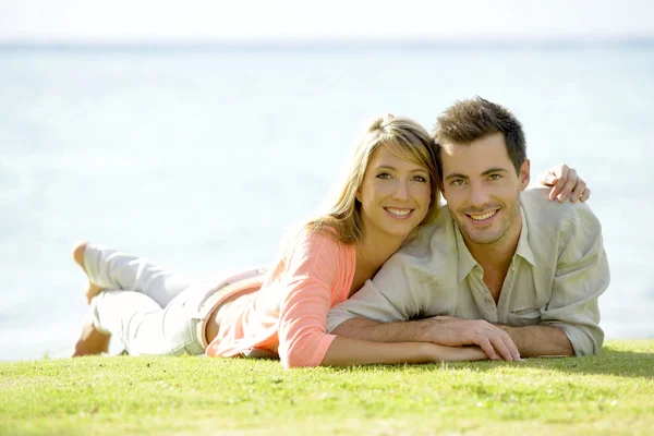 Casal relaxante no jardim privado — Fotografia de Stock