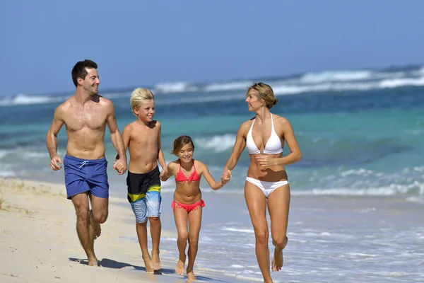 Familia corriendo en una playa —  Fotos de Stock