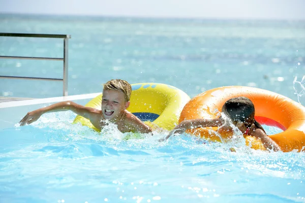 Niños en piscina — Foto de Stock