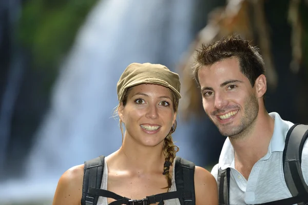 Trekkers atingindo cachoeira — Fotografia de Stock