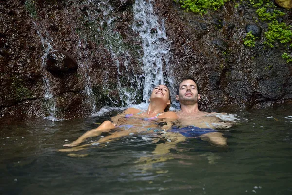 Coppia godendo bagno — Foto Stock