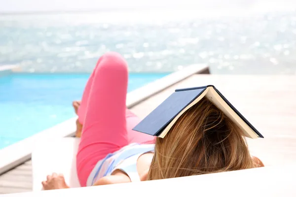 Frau schläft mit Buch — Stockfoto