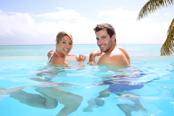 Casal nadando na piscina infinita — Fotografia de Stock