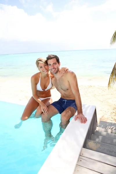 Casal nadando na piscina infinita — Fotografia de Stock