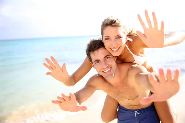 Hombre dando paseo a cuestas a su novia — Foto de Stock