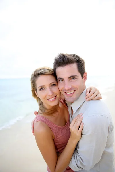 Casal abraçando pela praia — Fotografia de Stock