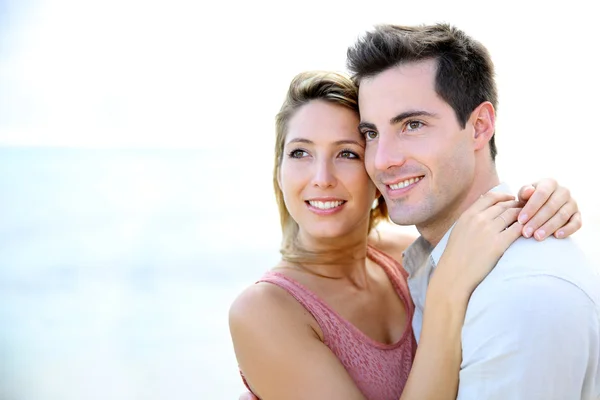 Casal abraçando pela praia — Fotografia de Stock