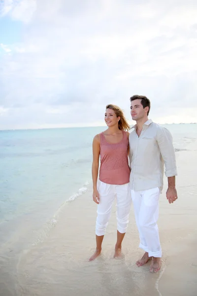 Casal amoroso andando pela praia — Fotografia de Stock