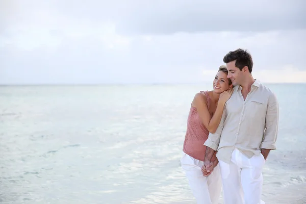 Pareja disfrutando de la puesta del sol — Foto de Stock