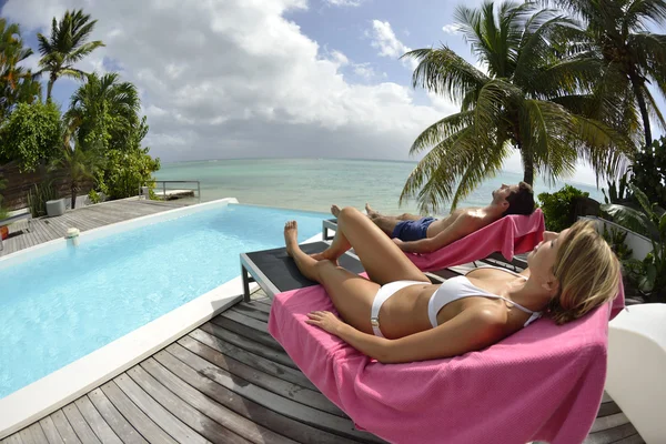 Casal relaxante em cadeira longa — Fotografia de Stock