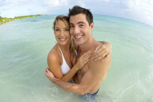 Pareja divirtiéndose en la playa —  Fotos de Stock