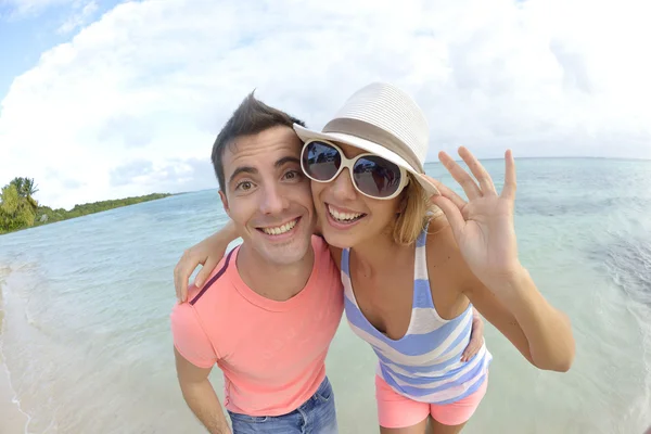 浜の楽しみを持っているカップル — ストック写真