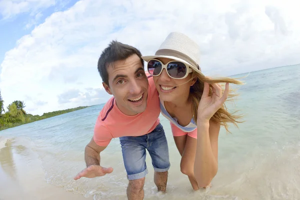 Casal se divertindo na praia — Fotografia de Stock