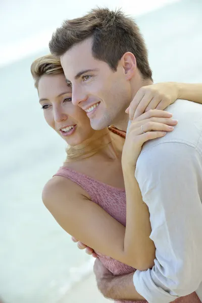 Casal abraçando pela praia — Fotografia de Stock