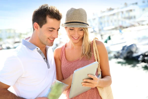 Pareja mirando información turística — Foto de Stock