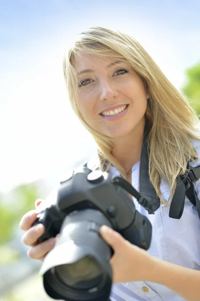 Portret van vrouw-fotograaf — Stockfoto