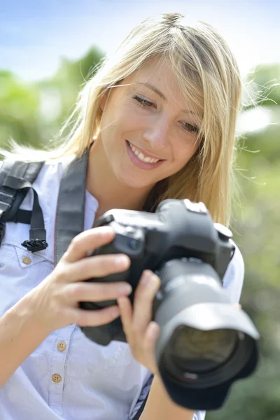 Portret van vrouw-fotograaf — Stockfoto