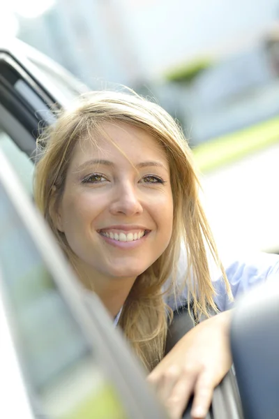 Femme par fenêtre de voiture — Photo