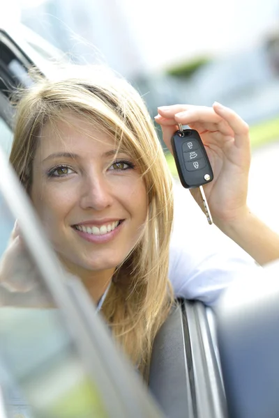 Mujer mostrando llave del coche —  Fotos de Stock